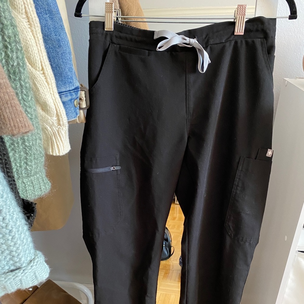 Figs Yola Skinny Scrub Pants in Black SP Petite